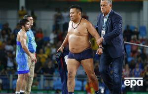 Расстроенного тренера из Монголии уводят с ковра