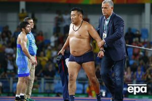 Расстроенного тренера из Монголии уводят с ковра