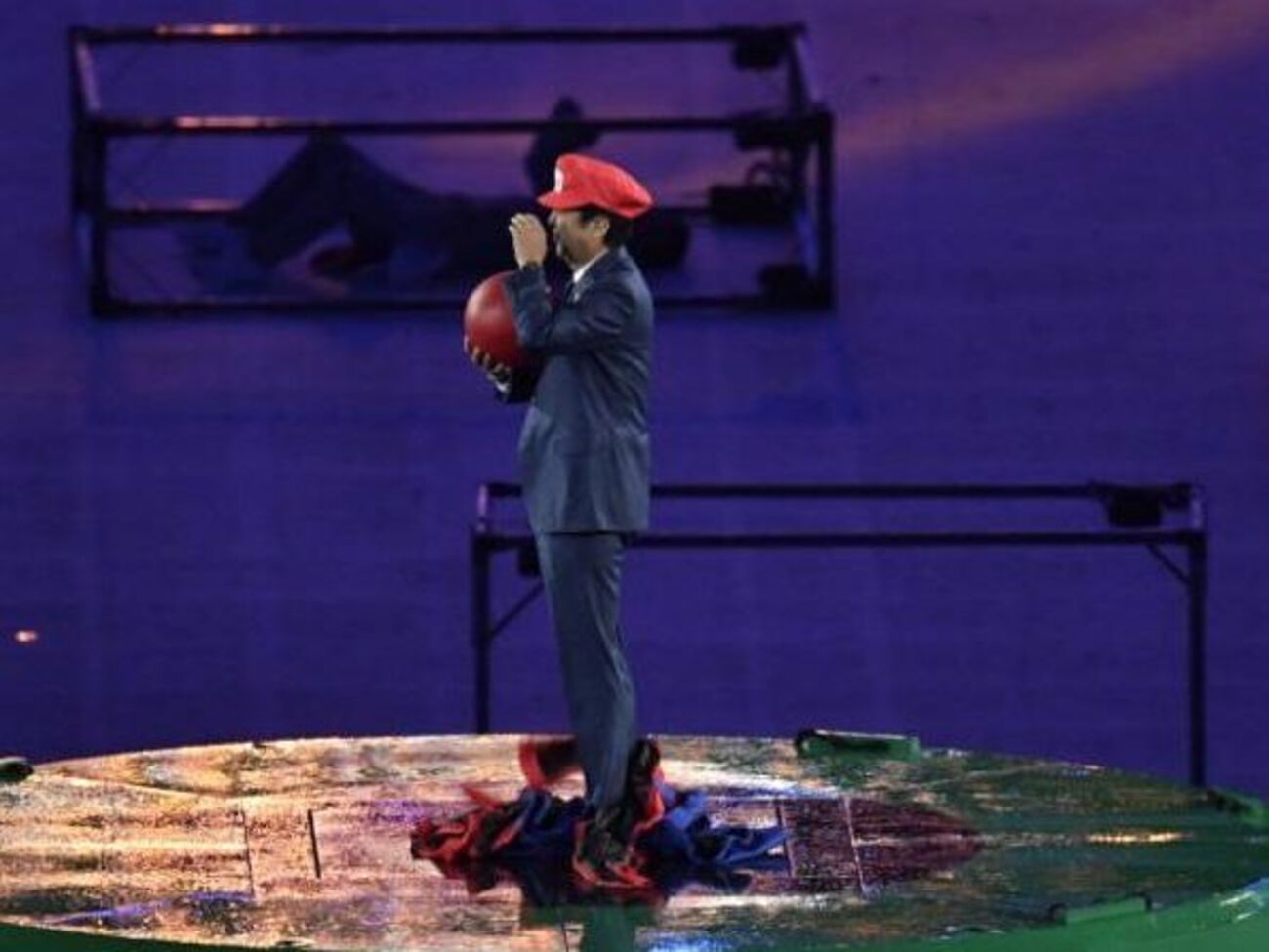 Японский премьер выступил в образе Супер Марио