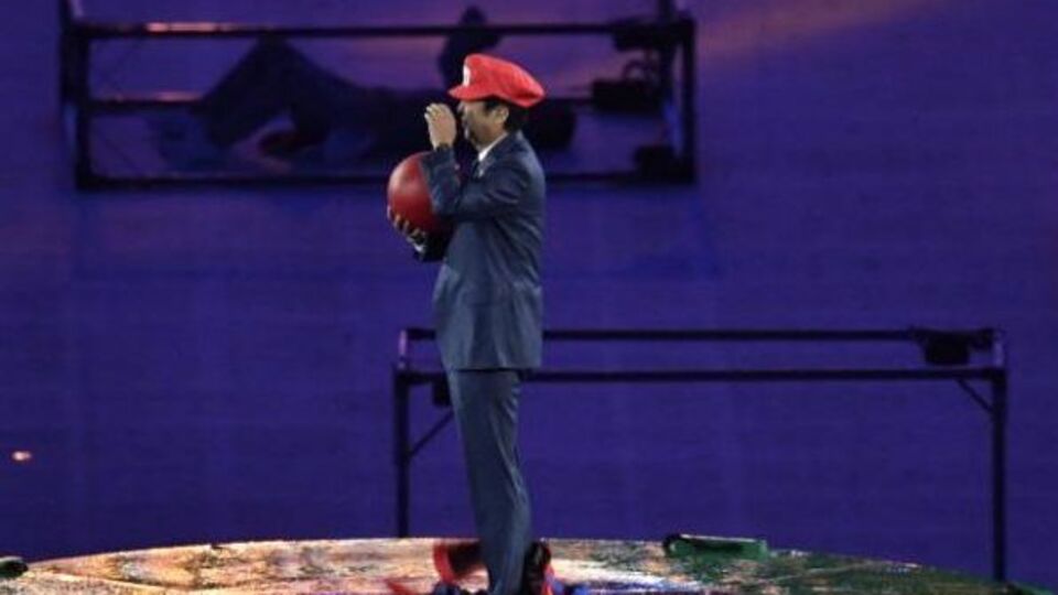 Японский премьер выступил в образе Супер Марио