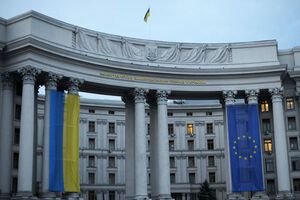 МИД требует освободить Умерова