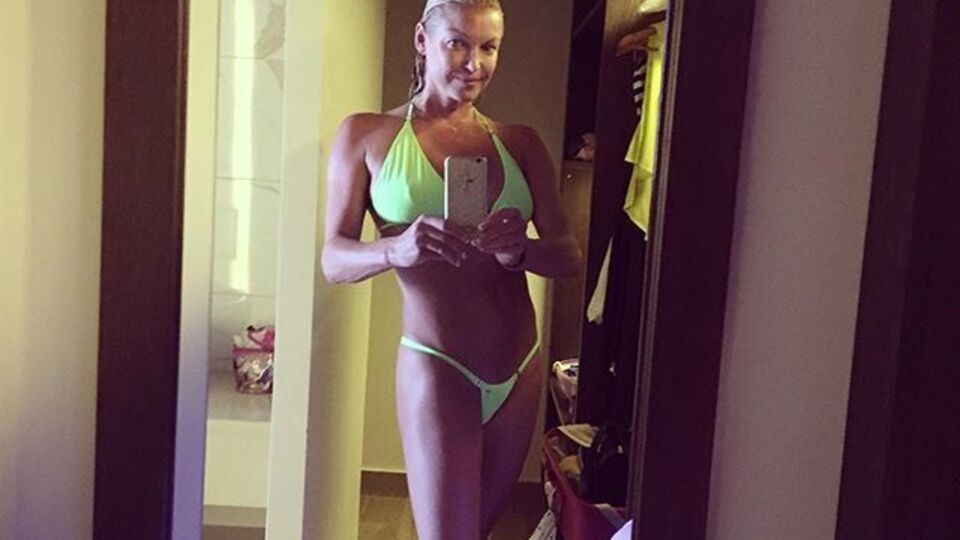 Волочкова: Полет над греческим отелем в ярком костюмчике