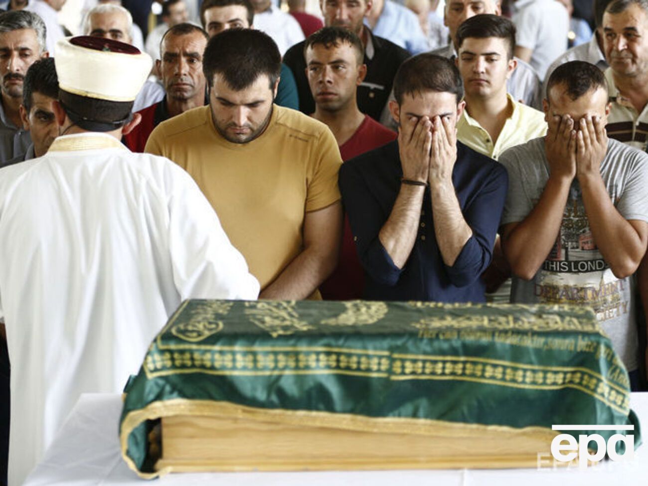 В Газиантепе хоронят жертв теракта