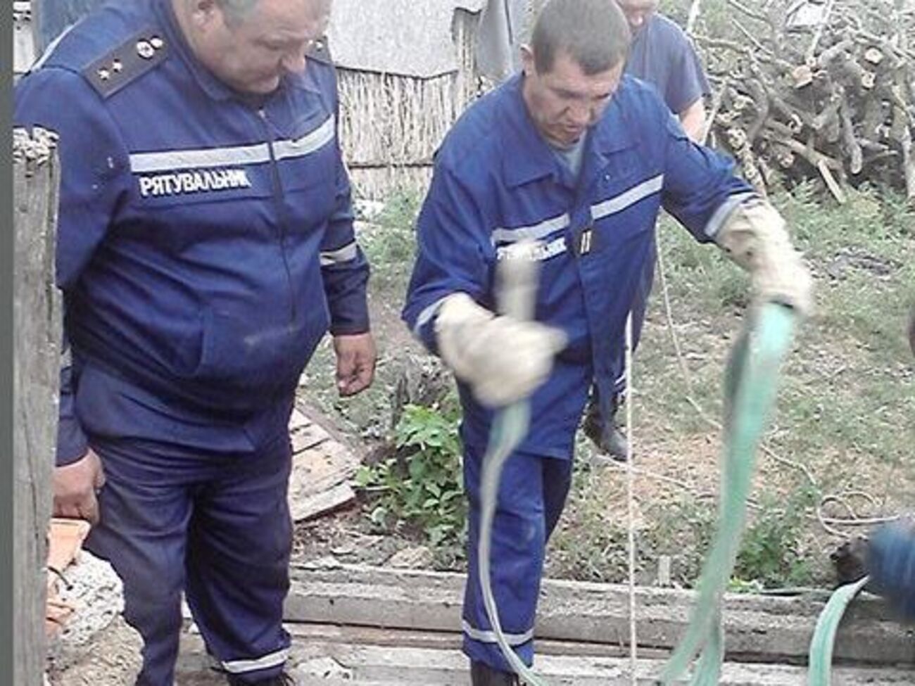 С помощью веревок жеребенка удалось поднять из колодца