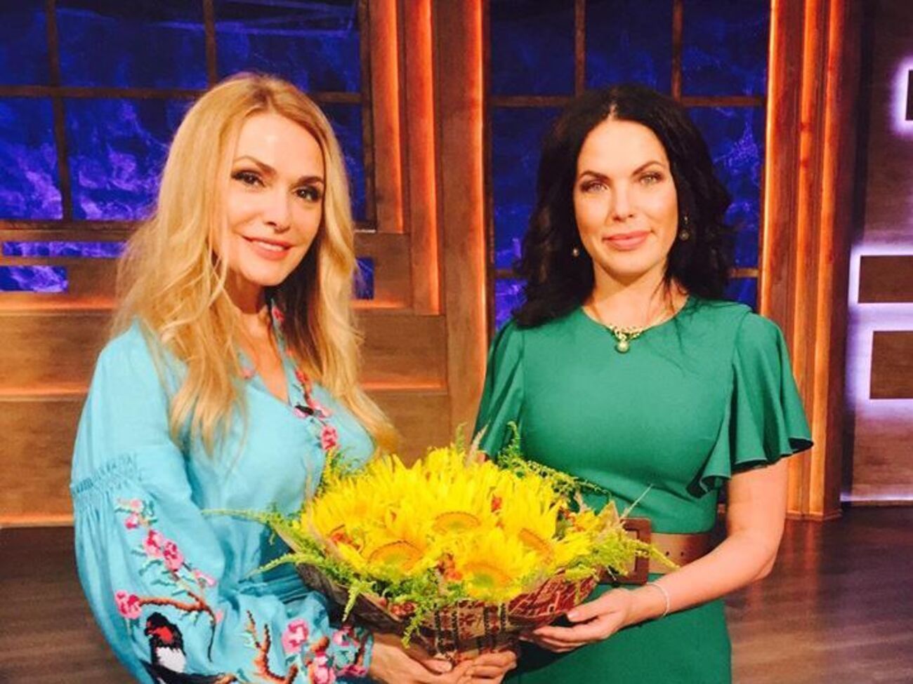 Литовченко (справа на фото) опубликовала фото съемки программы "Один за всіх"