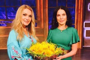Литовченко (справа на фото) опубликовала фото съемки программы "Один за всіх"