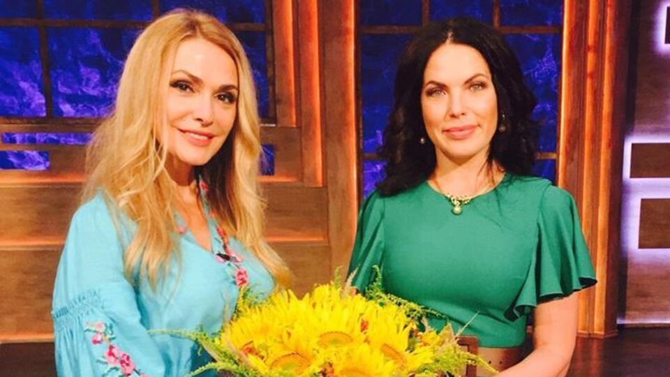 Литовченко (справа на фото) опубликовала фото съемки программы "Один за всіх"