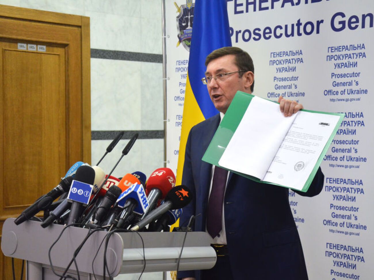 Луценко показал официальное письмо DHL о доставке повесток российским чиновникам