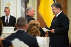 Порошенко по случаю годовщины независимости Украины отметил государственными наградами иностранных граждан