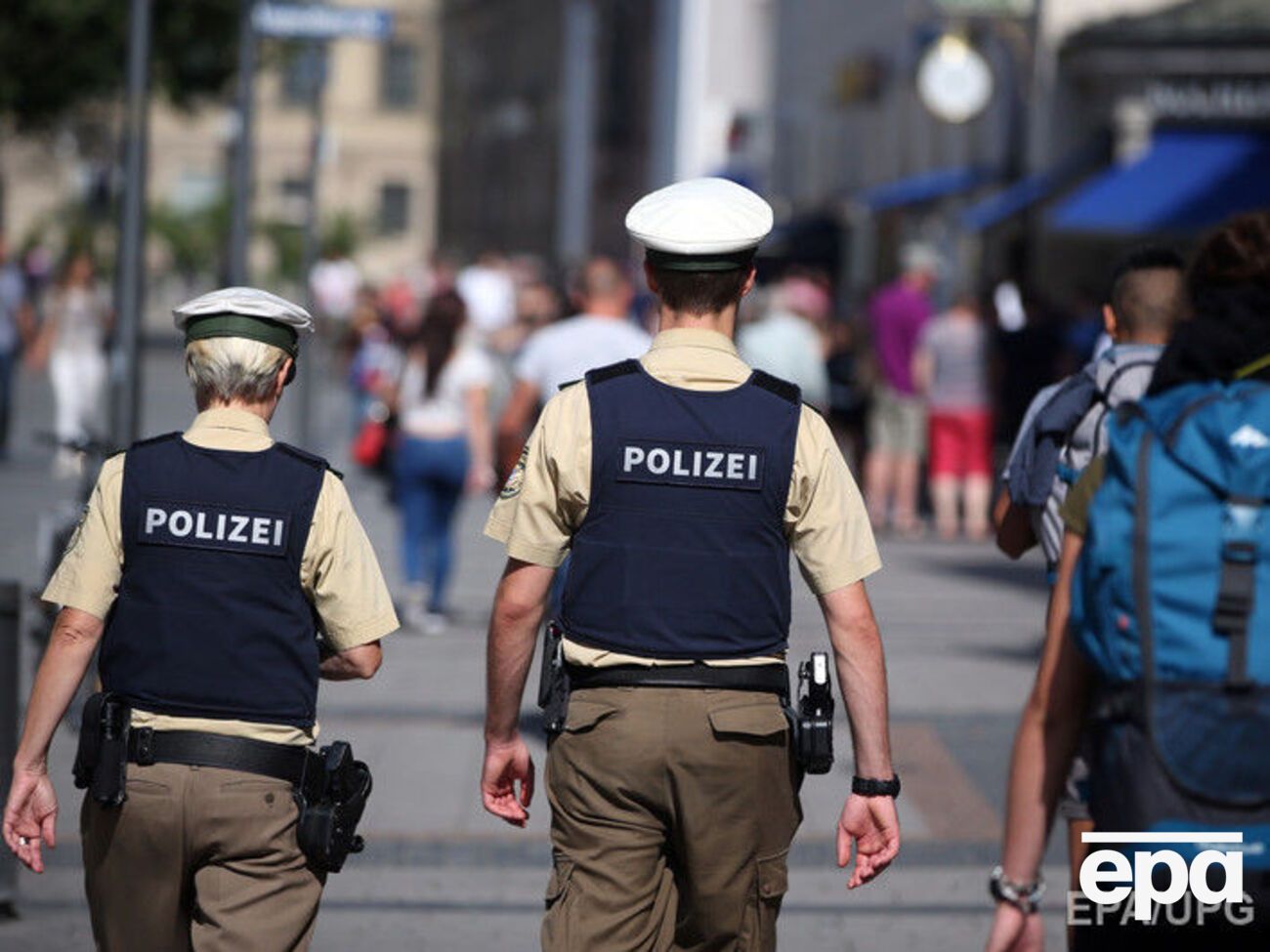 Полицейские выстрелили в женщину, чтобы остановить ее