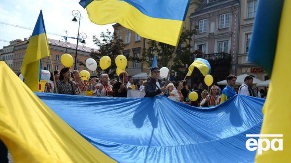 День государственного флага Украины на общенациональном уровне отмечают ежегодно с 2004 года