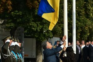 Порошенко: Москва не зря страшилась нашего флага