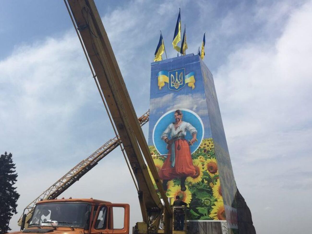 В центре Запорожья появился огромный казак