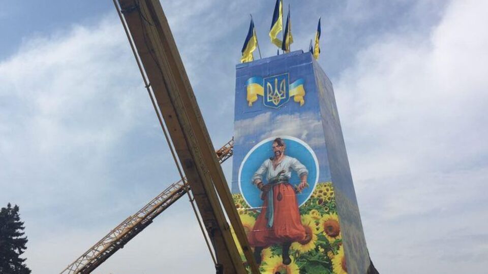 В центре Запорожья появился огромный казак