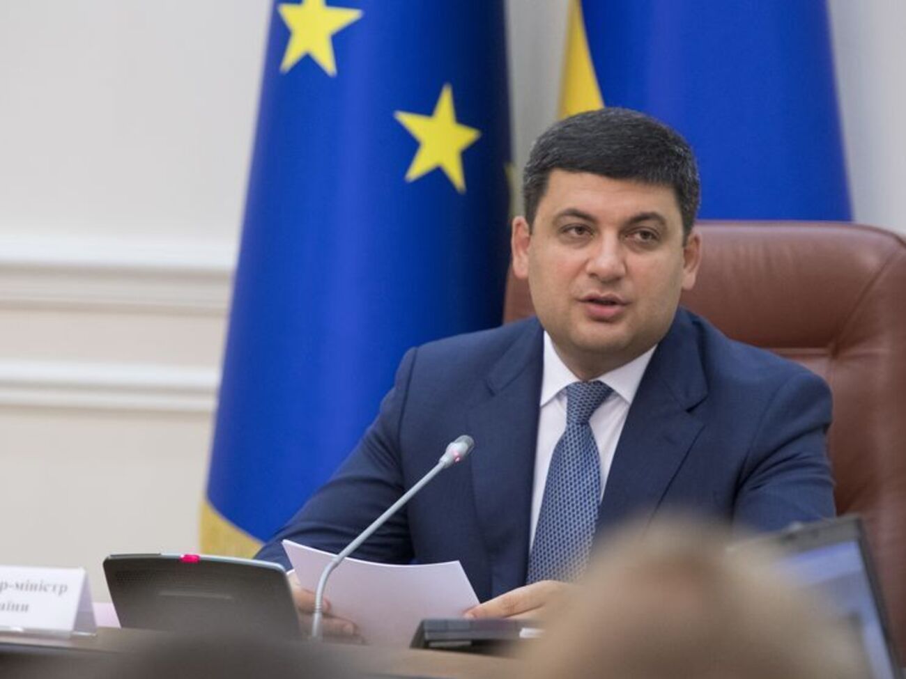 Гройсман предложил отправить чиновника-взяточника в АТО