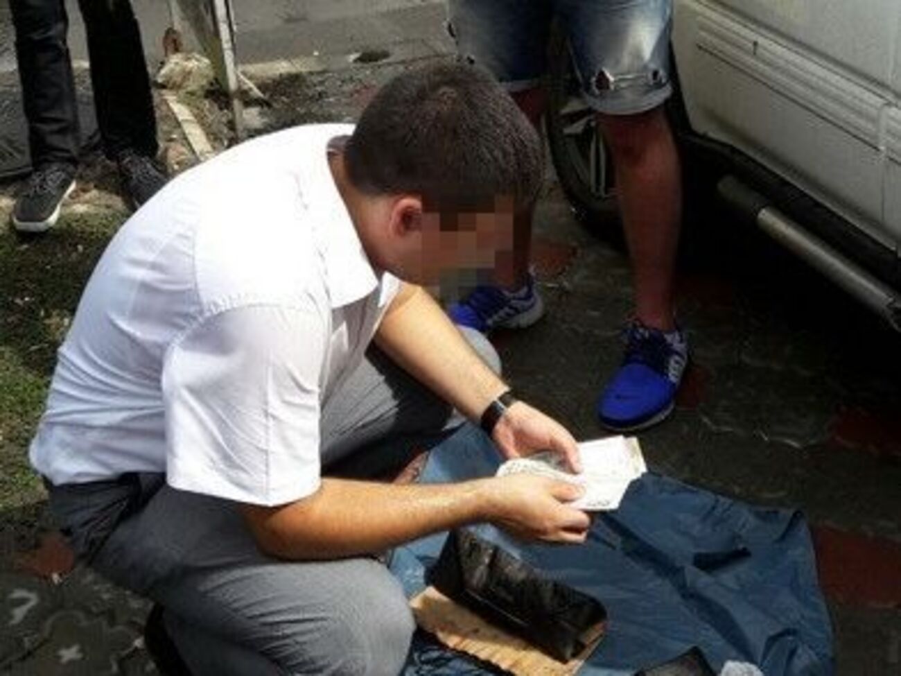 Правоохранители задержали в центре Николаева посредника во время получения одной из частей взятки
