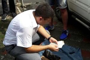 Правоохранители задержали в центре Николаева посредника во время получения одной из частей взятки