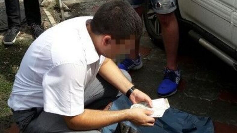 Правоохранители задержали в центре Николаева посредника во время получения одной из частей взятки