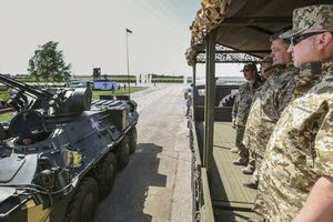 Порошенко передал военным новую и отремонтированную технику. Фоторепортаж