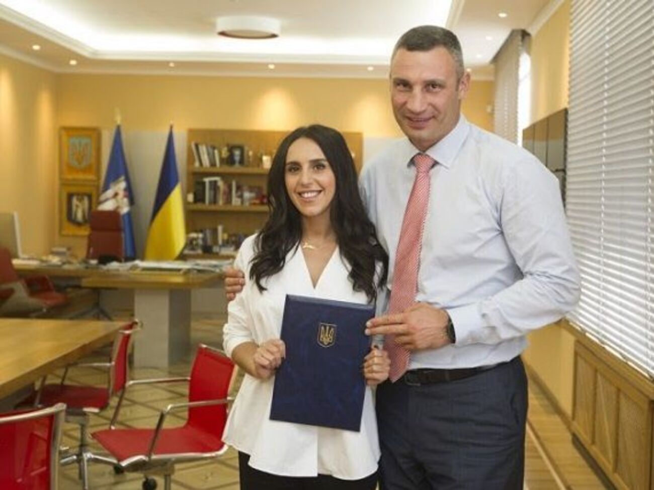 Кличко пообещал прийти к певице на новоселье