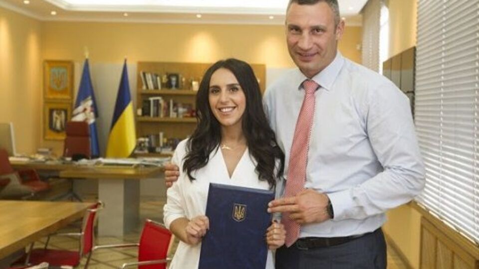 Кличко пообещал прийти к певице на новоселье