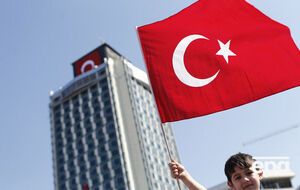 События последних лет ведут Турцию к "новому политическому поиску", считает Хакан Явуз