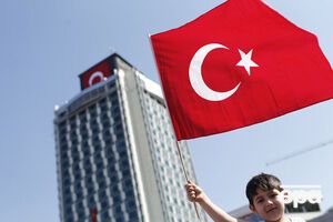 События последних лет ведут Турцию к "новому политическому поиску", считает Хакан Явуз