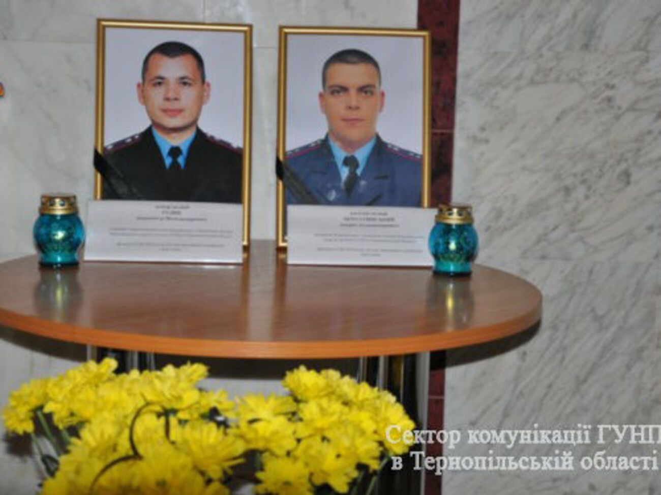 Полицейские отдают дань памяти погибшим коллегам Рудику и Чернятинскому