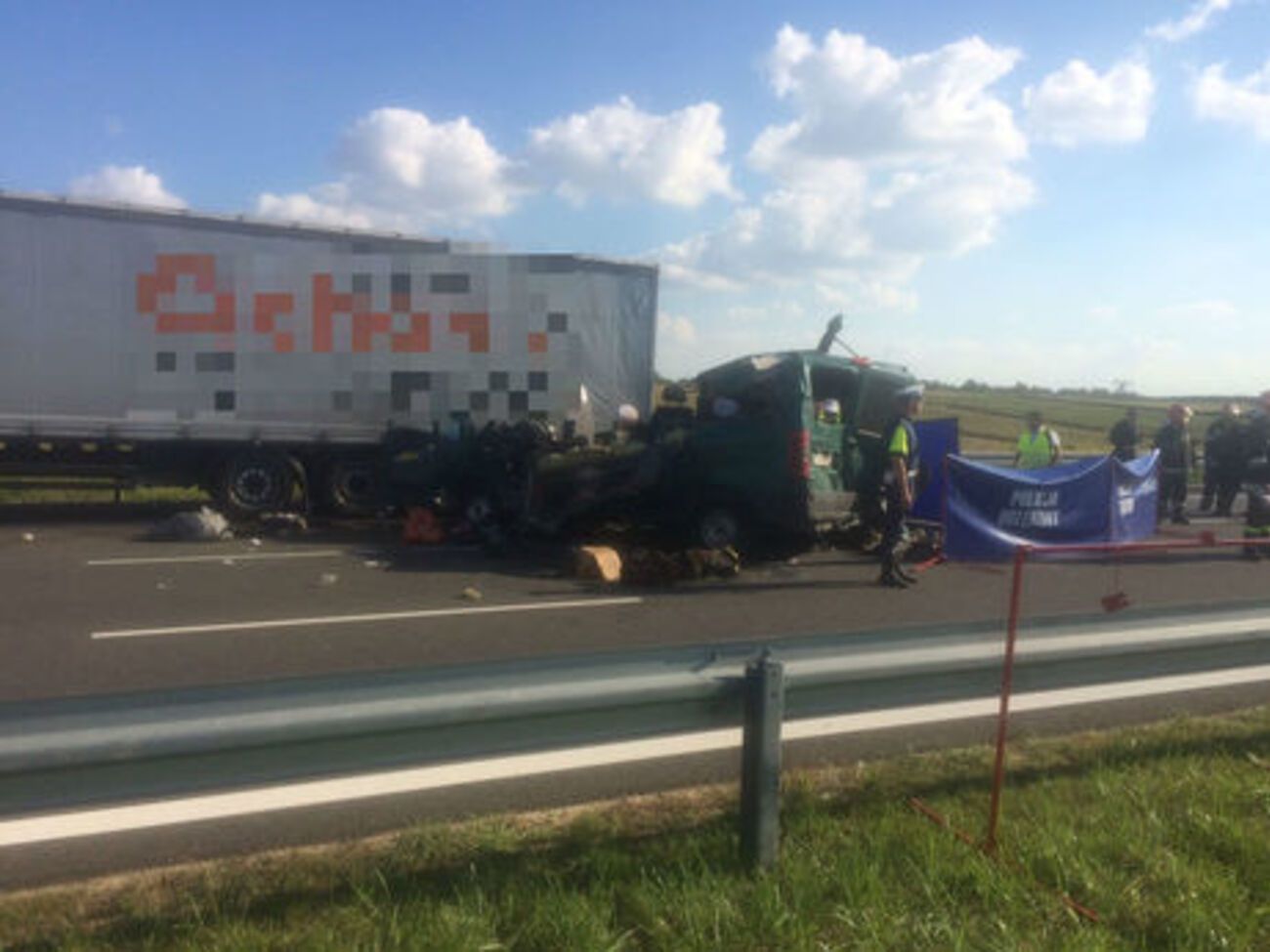 По информации польских журналистов, микроавтобус превысил скорость и врезался в грузовик