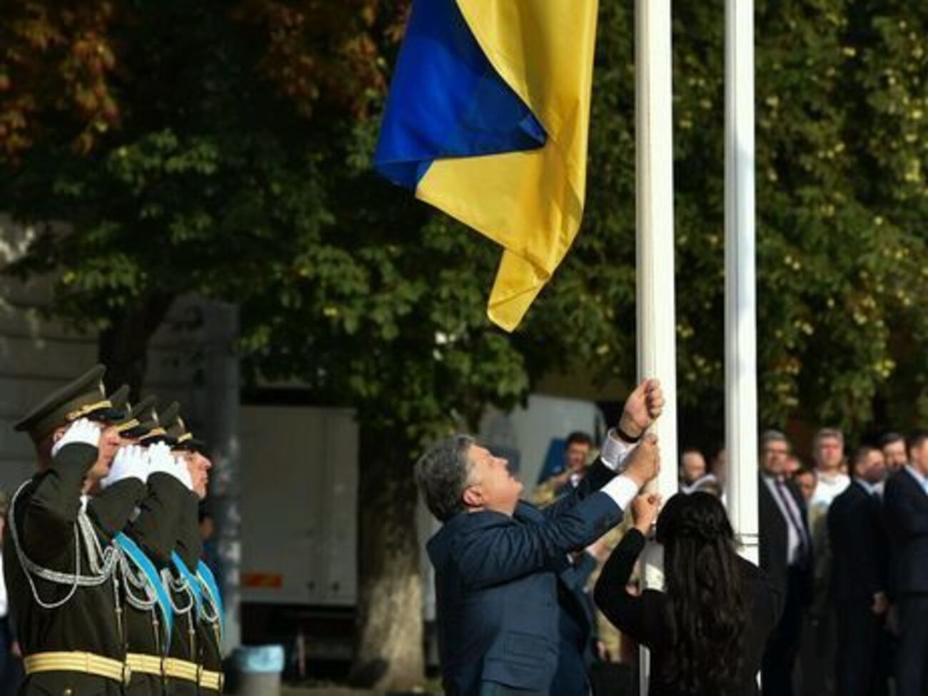 Петр Порошенко назвал "чрезвычайно сложной" задачу возвращения украинского флага в Крым