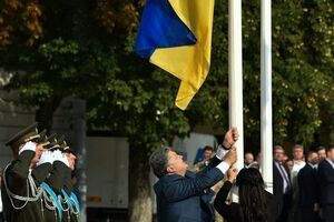 Петр Порошенко назвал "чрезвычайно сложной" задачу возвращения украинского флага в Крым