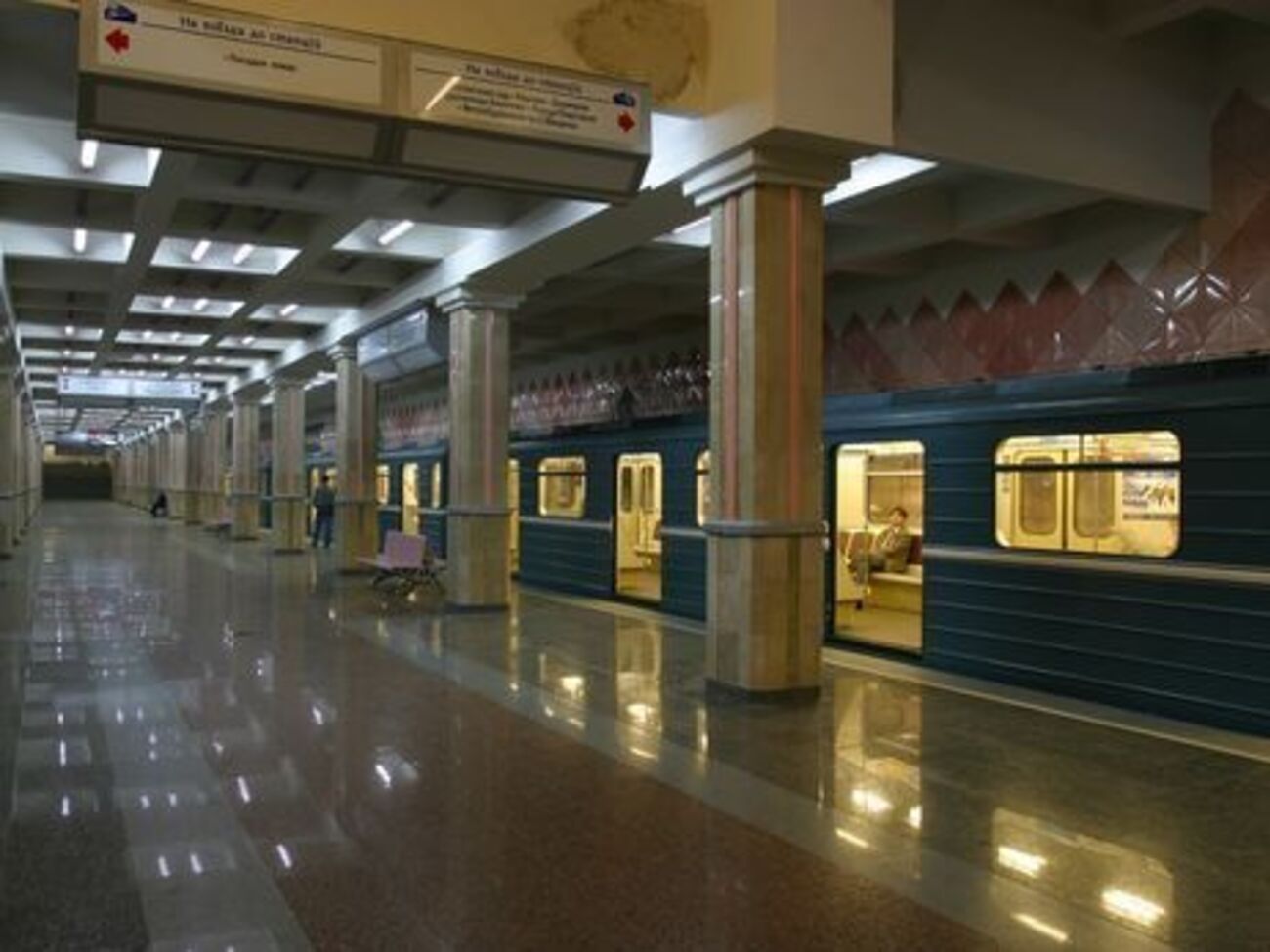 Мать чуть не убила себя и своих дочерей на станции метро "23 августа"