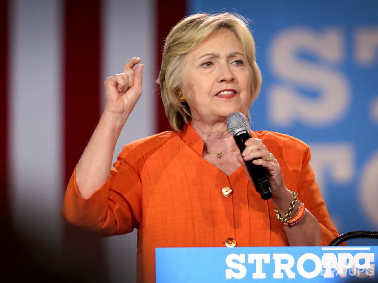 Клинтон наращивает отрыв от Трампа