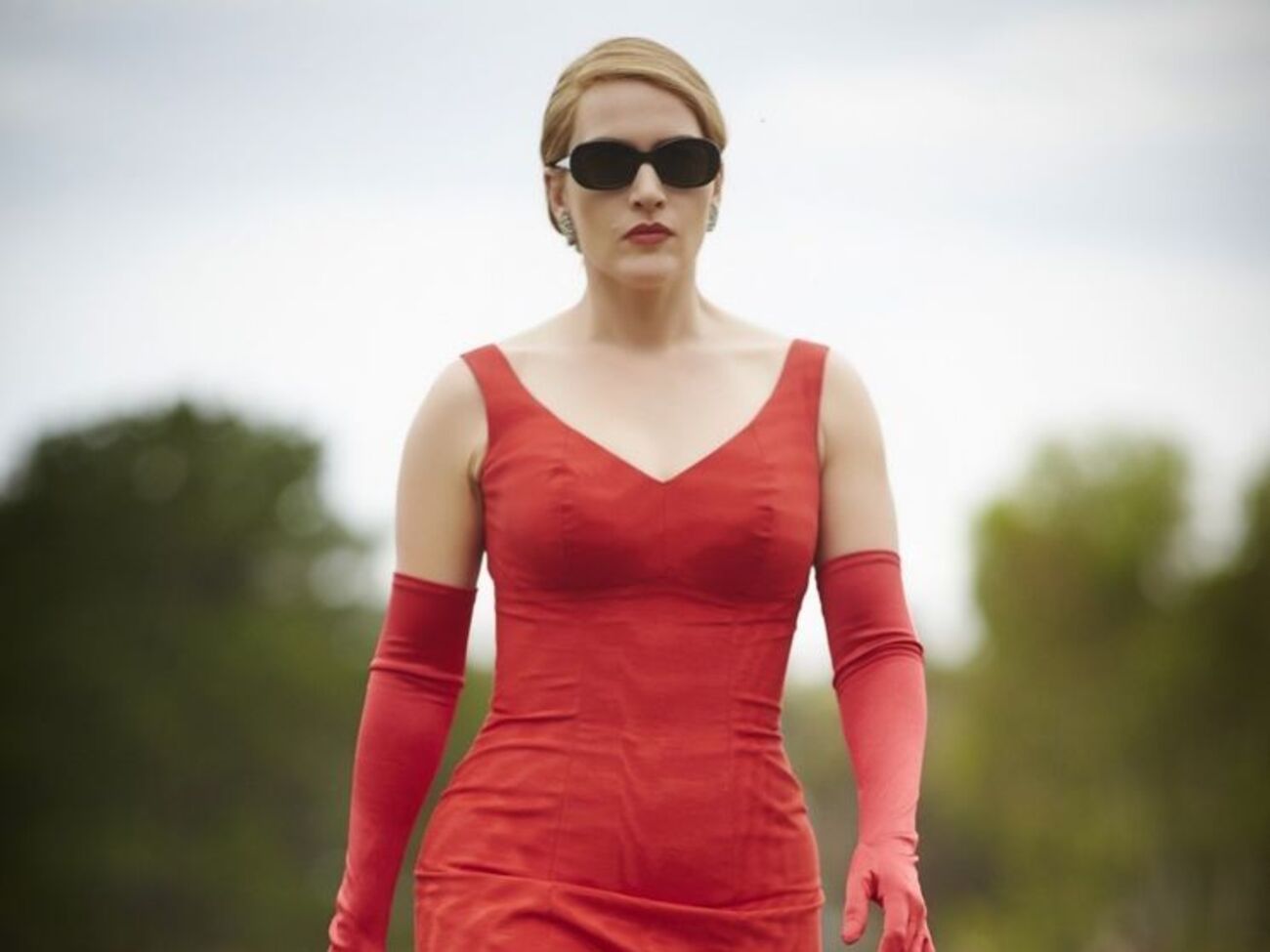 Уинслетт исполнит роль портнихи, которая благодаря ремеслу сможет найти общий язык с недружелюбными горожанами