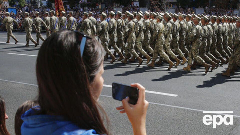 Киевляне и гости столицы могут наблюдать военный парад