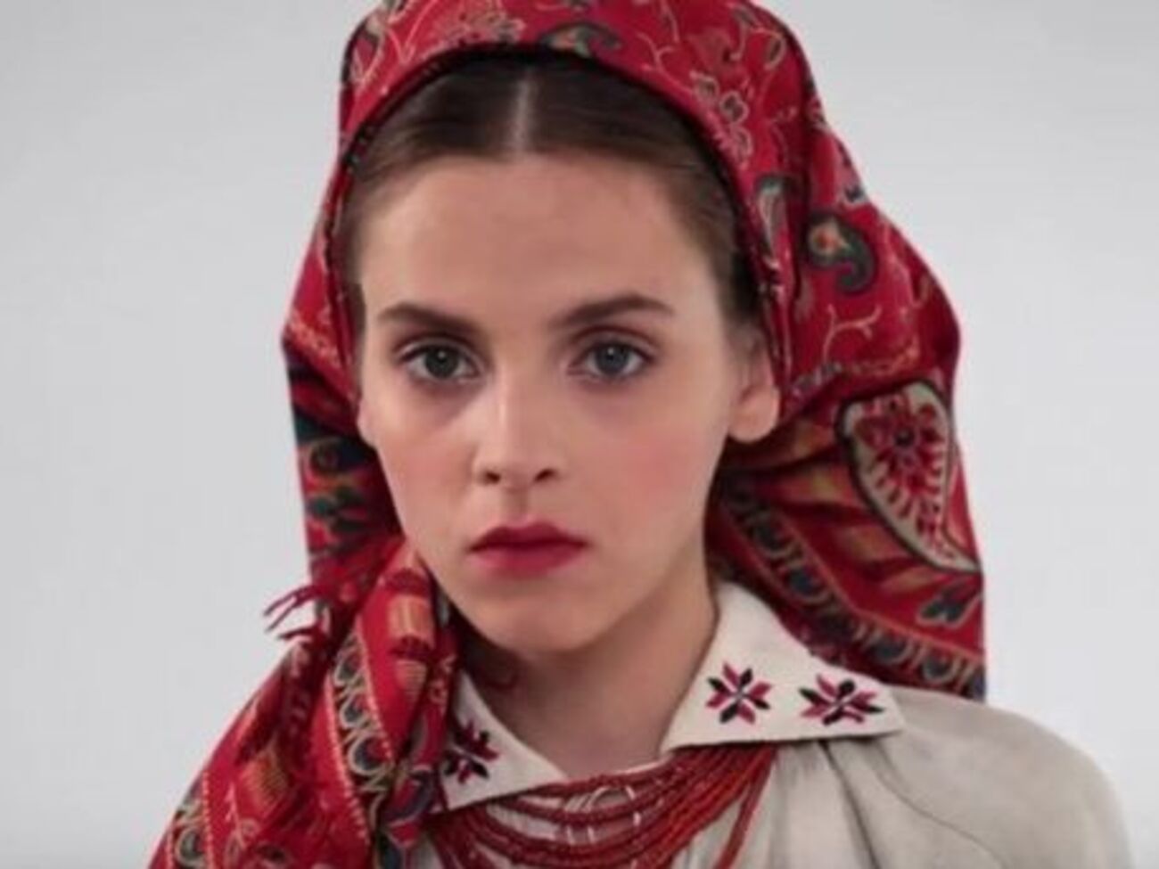 Модель примерила семь традиционных украинских костюмов