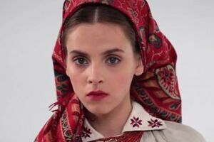 Модель примерила семь традиционных украинских костюмов