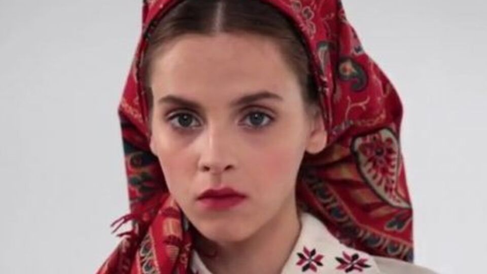 Модель примерила семь традиционных украинских костюмов