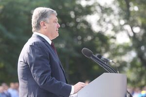 Порошенко: Враг не смог поставить Украину на колени