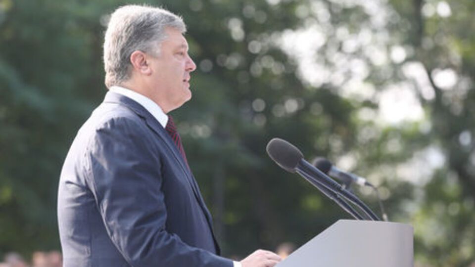 Порошенко: Враг не смог поставить Украину на колени