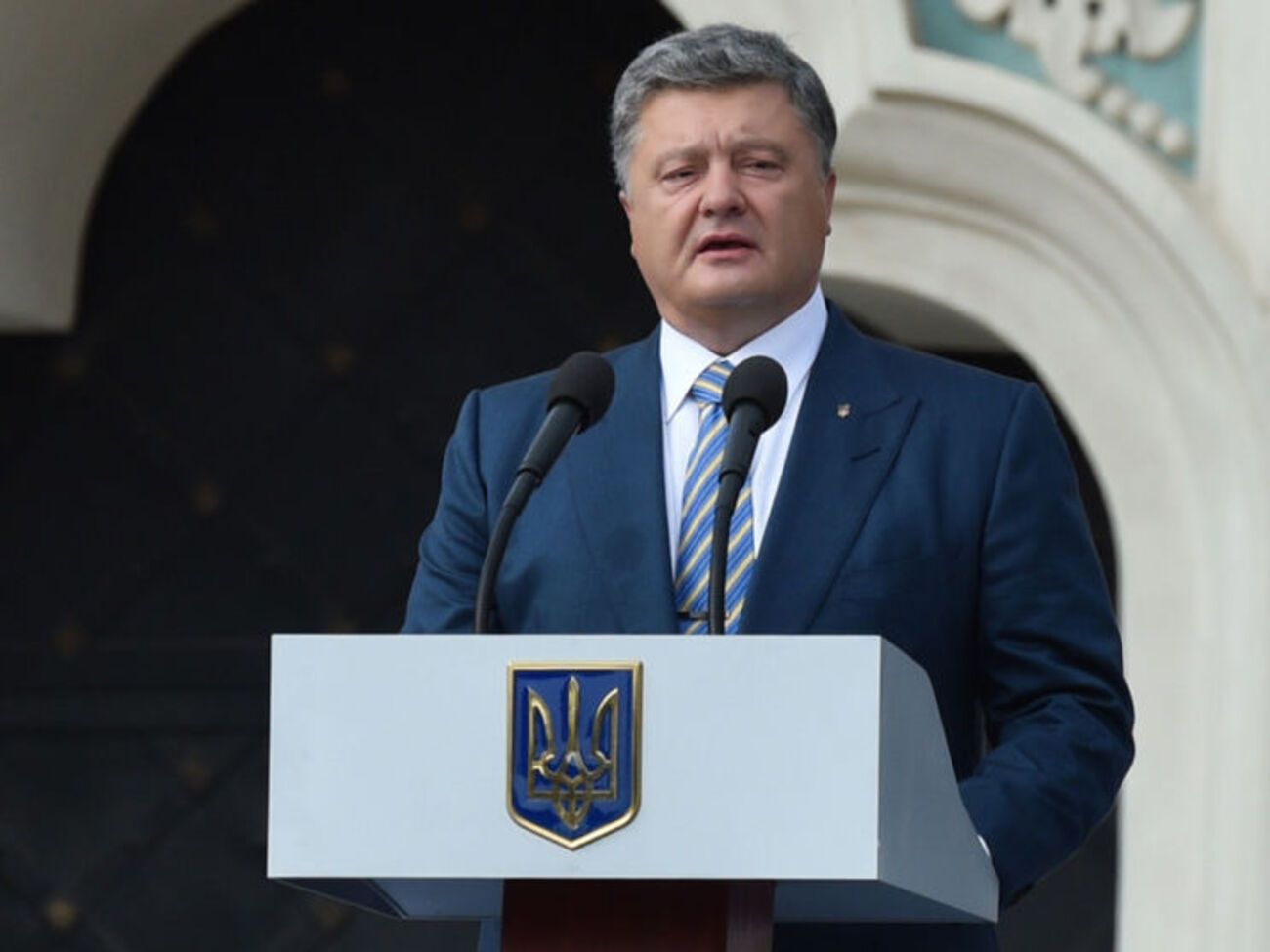 Порошенко: В этом году приоритетом стало формирование профессиональной, контрактной армии