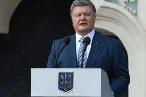 Порошенко: В этом году приоритетом стало формирование профессиональной, контрактной армии