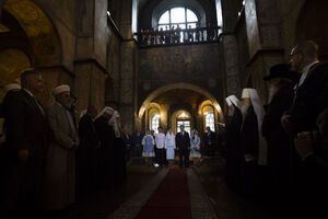 Молитва за Украину состоялась в Софийском соборе при участии президента и его семьи
