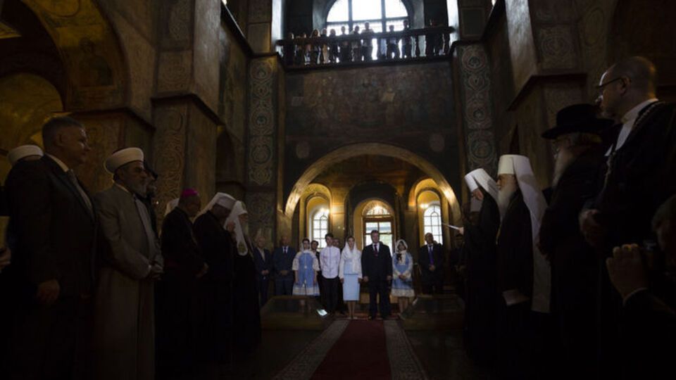 Молитва за Украину состоялась в Софийском соборе при участии президента и его семьи