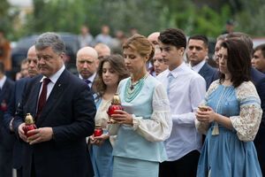 В День Независимости Украины Порошенко с семьей почтил память героев Небесной сотни