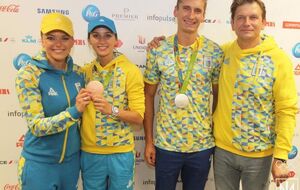 Тимощенко и Ризатдинов (на фото по центру) вернулись в Украину