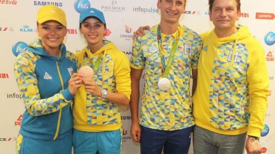 Тимощенко и Ризатдинов (на фото по центру) вернулись в Украину