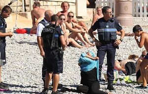 Женщину заставили снять буркини