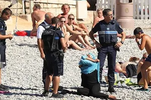 Женщину заставили снять буркини