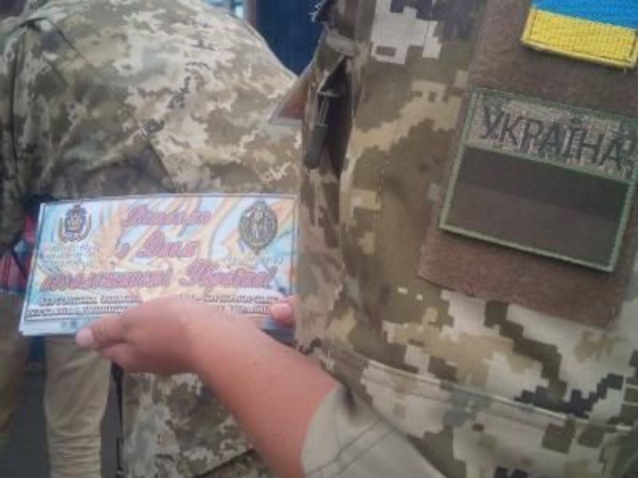 Украинцев, пересекающих админграницу с Крымом, пограничники поздравили с Днем Независимости